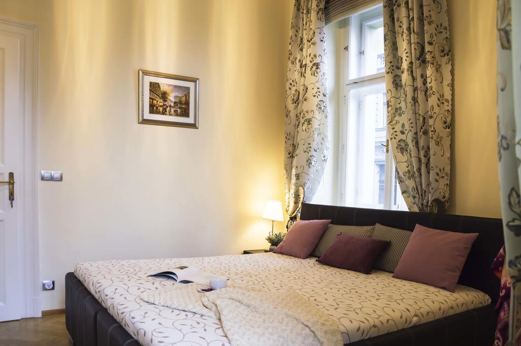 Modern Apartment Vsehrdova Praga Zewnętrze zdjęcie